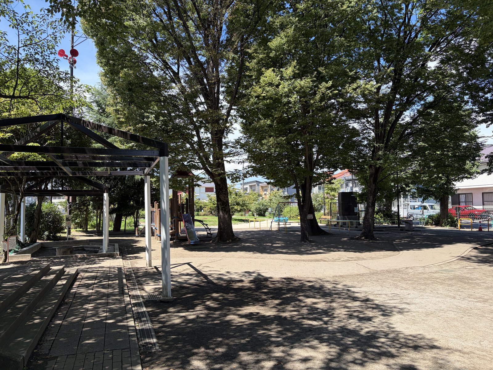 公園中央の広場と木陰の休憩スペース